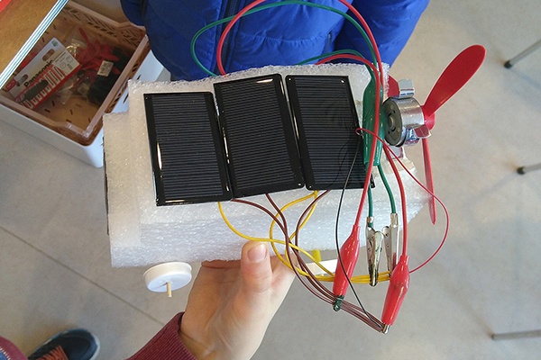 zelfrijdende auto proberen maken zonnenpaneel toekomst motor maakeducatie techniek